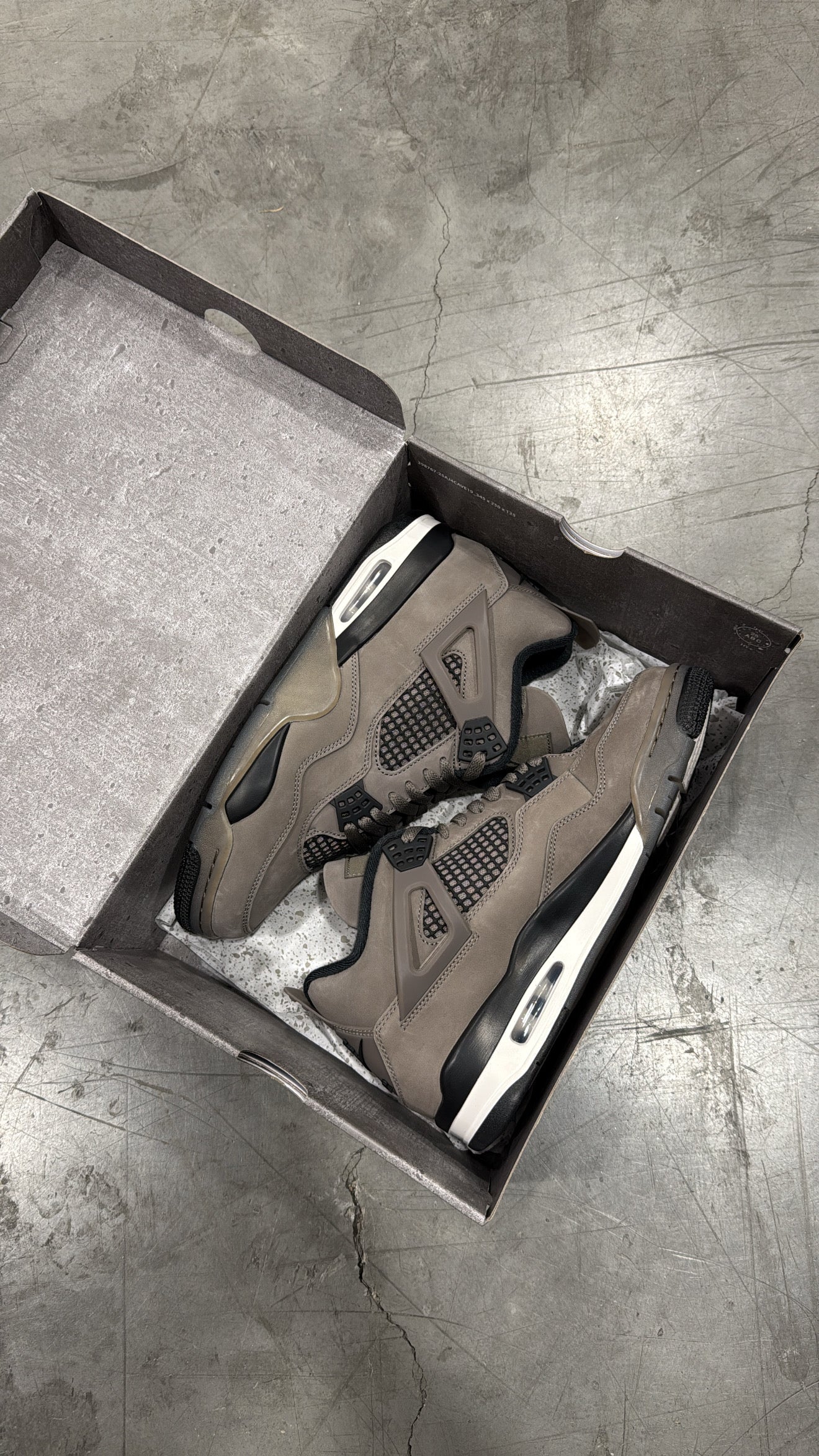 (2) Jordan 4 Cave Stone SZ 10.5 + Jordan 4 Thunder SZ 10.5